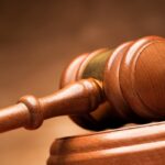 Młotek sądowy zbliżenie 2