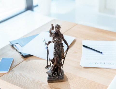 Figurka sprawiedliwości na biurku