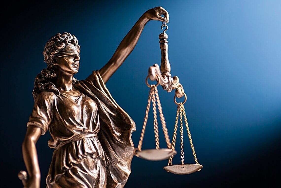 Figura sprawiedliwości niebieskie tło