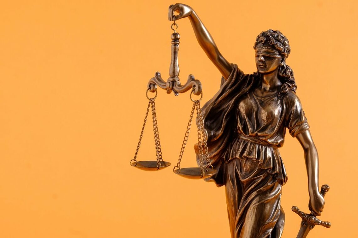 Figura sprawiedliwości pomarańczowe tło