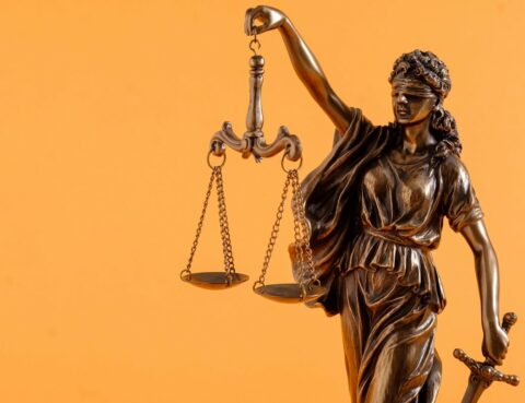 Figura sprawiedliwości pomarańczowe tło