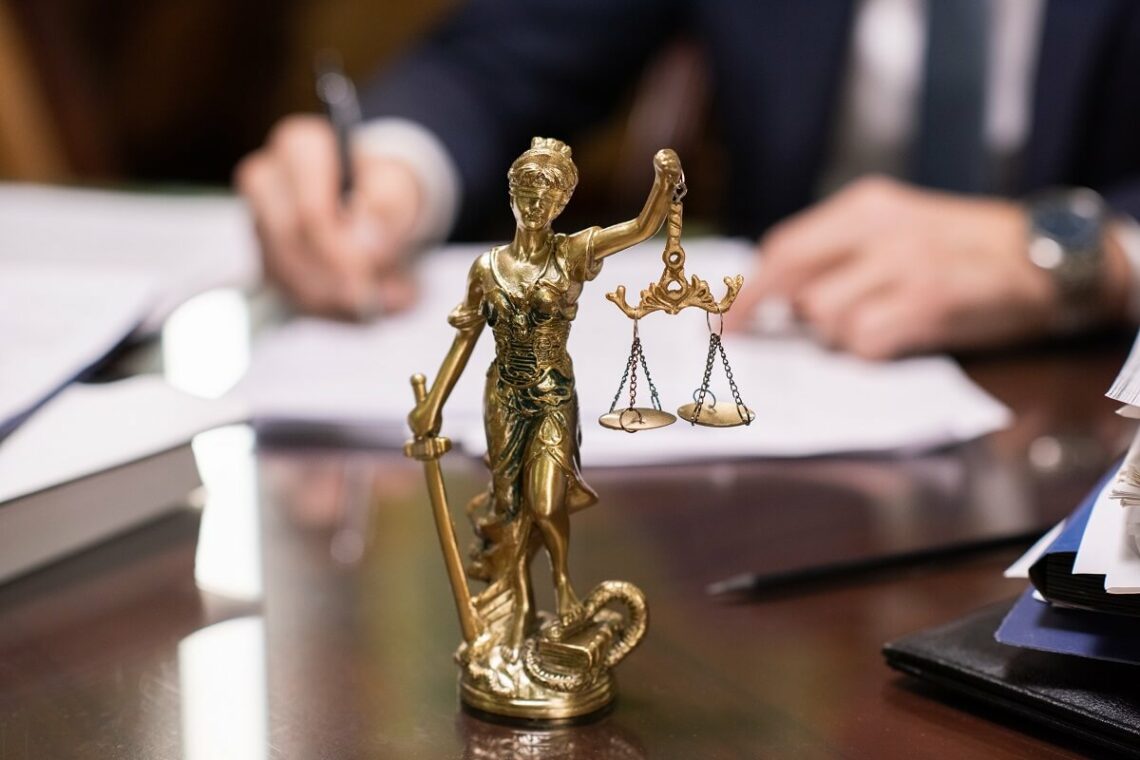 Złota figura sprawiedliwości na biurku